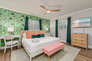4 bedrooms, desk, iron/ironing board, travel cot - Relaxing 4BR home w/ pool & fire pit (Clearwater)