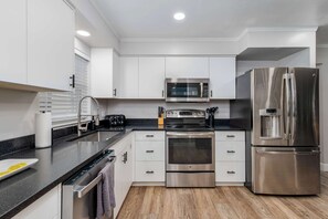 冷蔵庫、電子レンジ、オーブン、コンロ