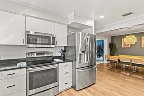 Frigorifero, microonde, forno, piano cottura