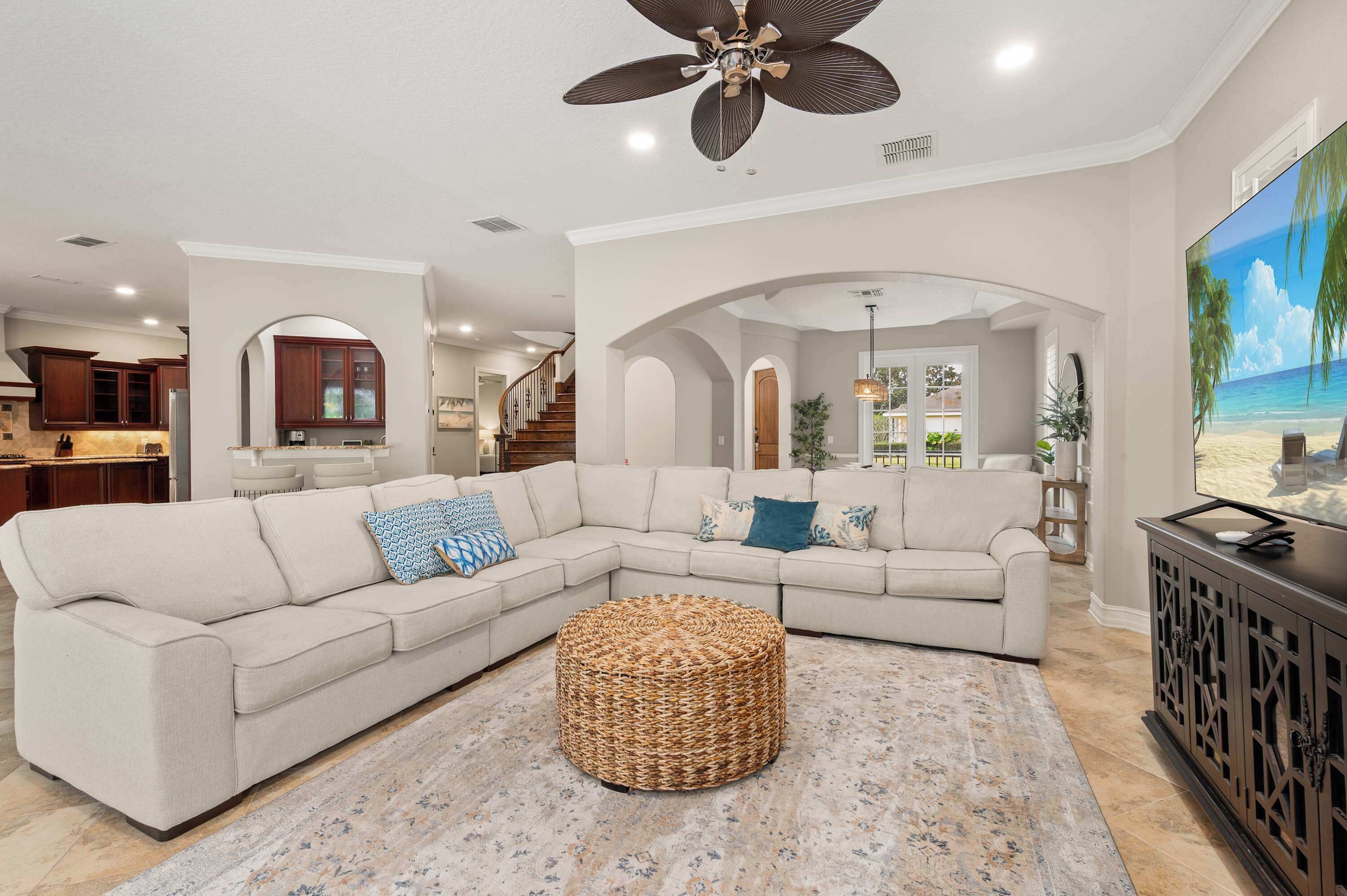 Una televisión, una oficina