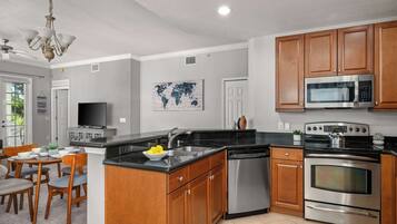 冰箱、微波炉、烤箱、炉灶