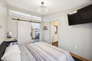 1 bedroom, desk, iron/ironing board, WiFi