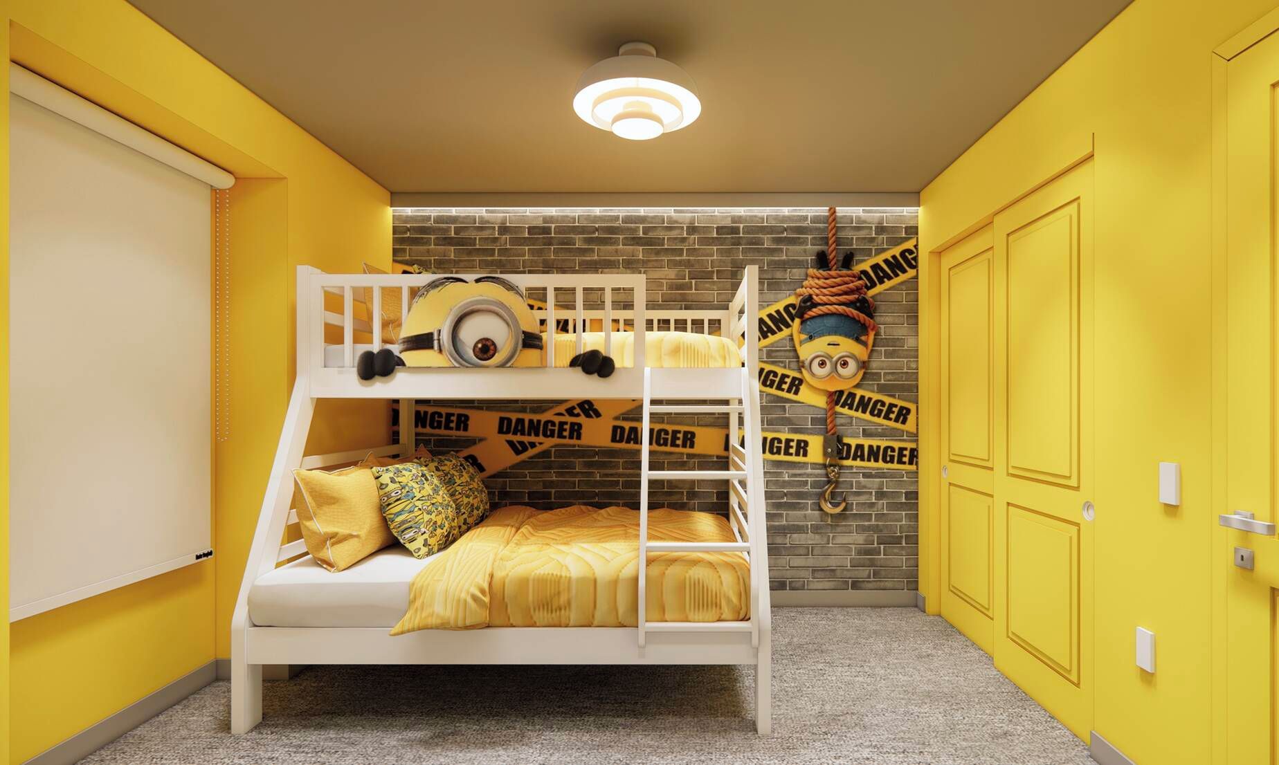 Un lit superposé avec une figurine de personnage de « Moi, moche et méchant » suspendue au lit supérieur, un mur en briques et des murs jaunes.