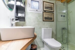 Shower, hair dryer, towels, soap - Rustic - Private Rooftop Garden & City View Athens (Egaleo)