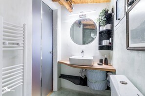 تجهيزات دش، مجففات شعر، مناشف، صابون