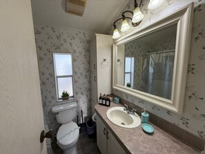 Haartrockner, Handtücher, Seife, Toilettenpapier