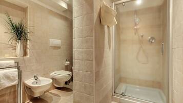 SĂšche-cheveux, serviettes fournies, savon, papier toilette
