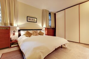 Tabla de planchar con plancha, wifi gratis y ropa de cama 