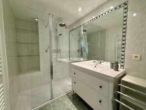 Shower, hair dryer - Bright apartment in Mandelieu, close to the sea (Mandelieu-la-Napoule)