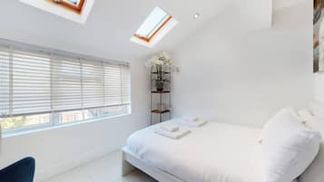 Tabla de planchar con plancha, wifi y ropa de cama