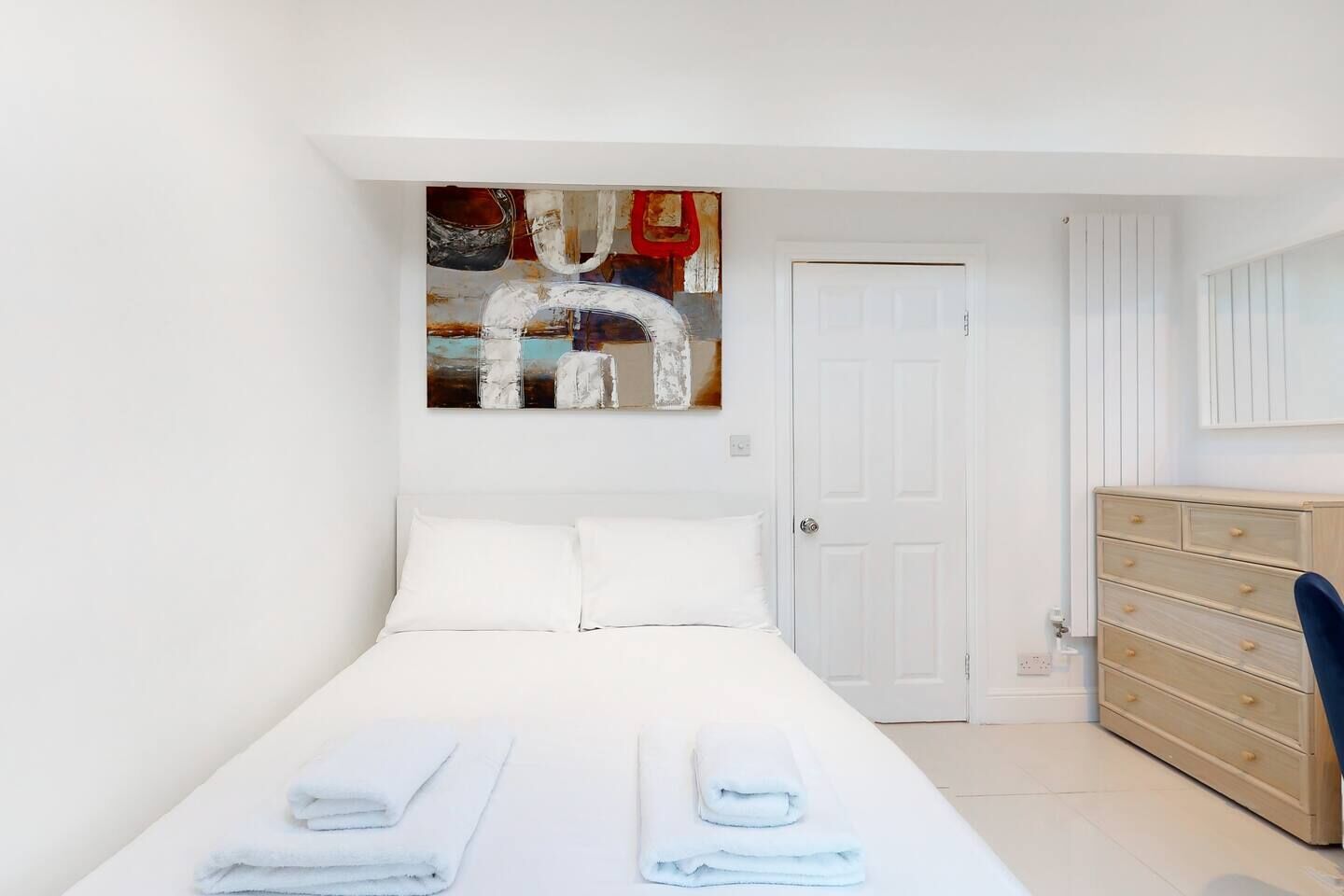 Tabla de planchar con plancha, wifi y ropa de cama 