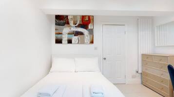 Tabla de planchar con plancha, wifi y ropa de cama