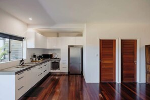 Cafetera y tetera, refrigerador, microondas y horno