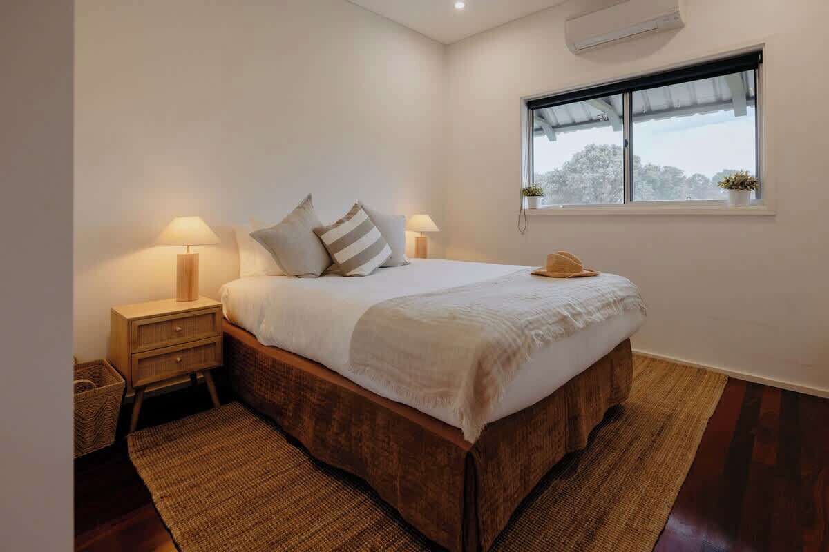 8 habitaciones, tabla de planchar con plancha, wifi y ropa de cama 