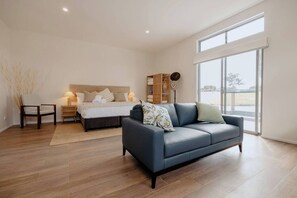 8 slaapkamers, een bureau, een strijkplank/strijkijzer, wifi