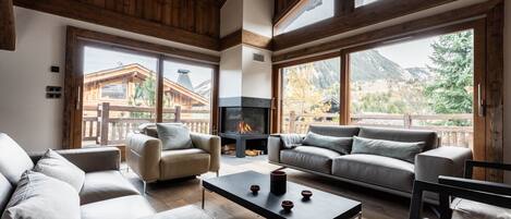 Televisio, takka, pöytäjalkapallopöytä