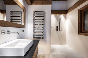 Shower, towels, toilet paper - Chalet Orrana in the heart of Courchevel Village (Courchevel)