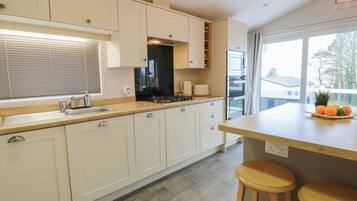 Cottage | Dapur pribadi | Mesin pencuci piring dan peralatan masak/sendok-piring