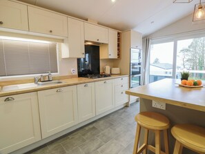 Cottage | Private kitchen | Dishwasher, cookware/dishes/utensils - Argyll View Lodge (Wemyss Bay)