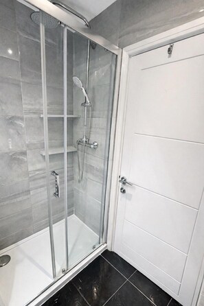 Shower, hair dryer, towels, soap - Amazing flat in central London (London)