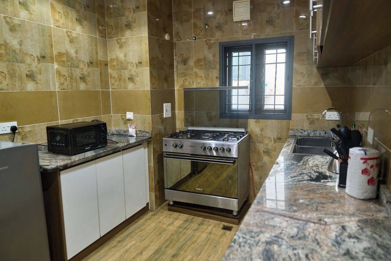 Apartamento económico, balcón, vistas a la ciudad | Cocina privada | Frigorífico, microondas, horno y placa de cocina