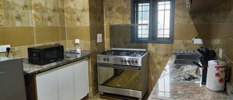 Økonomileilighet, balkong, byutsikt | Eget kjøkken | Kjøleskap, mikrobølgeovn, ovn og kokeplater