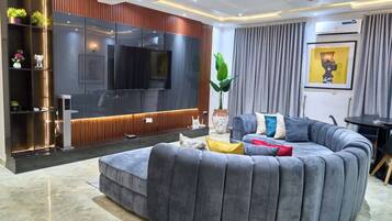 Apartamento económico, balcón, vistas a la ciudad | Zona de estar