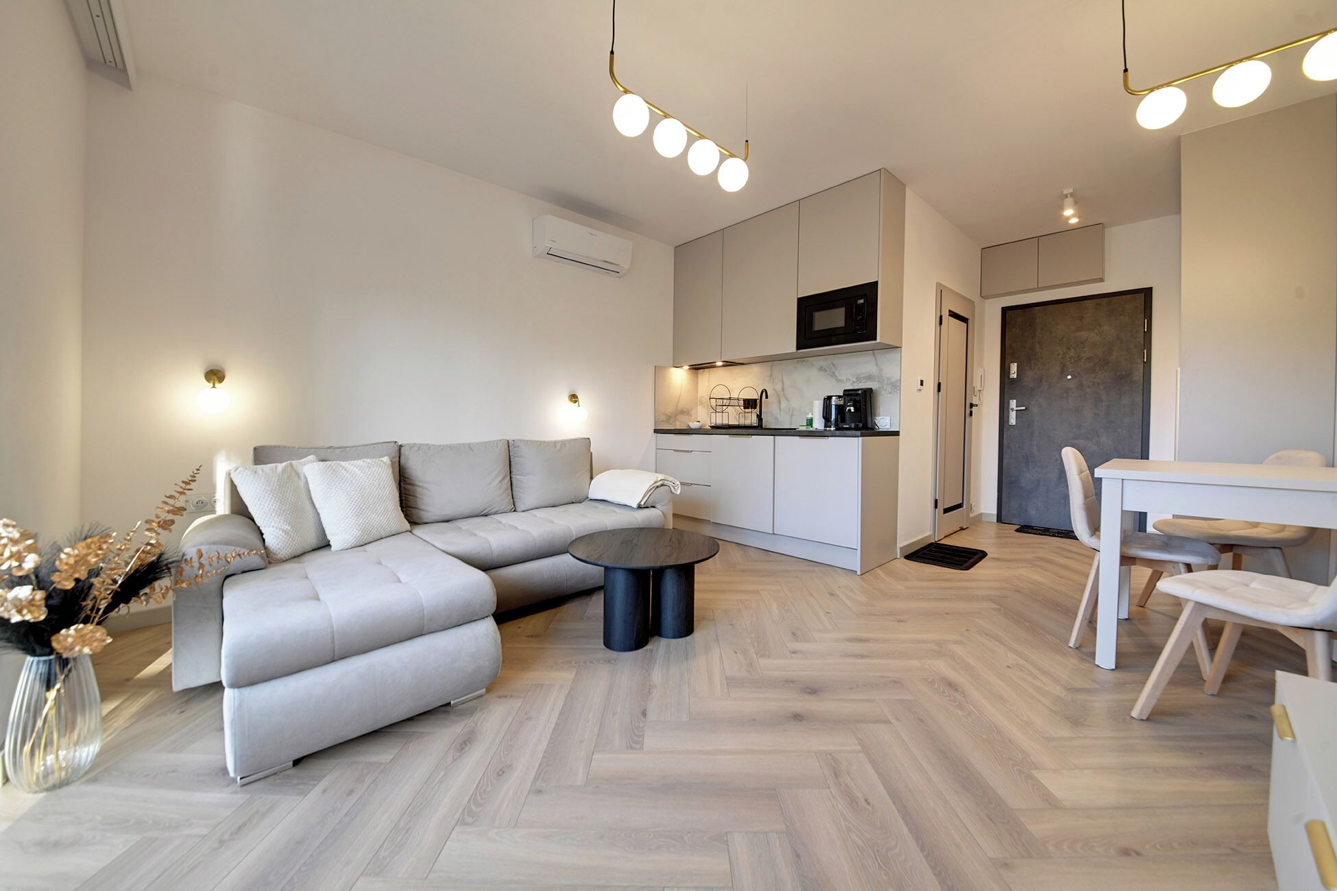 Estudi, balcó, vistes a la muntanya | Planxa i posts de planxar i wifi gratuïta 