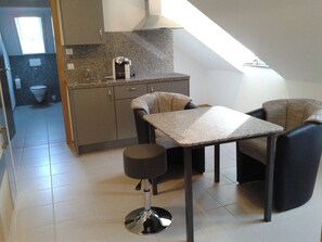 Habitación clásica doble, no fumadores, vistas a la colina | Servicio de comidas en la habitación