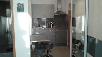 Minibar, caja de seguridad en la habitación y decoración personalizada