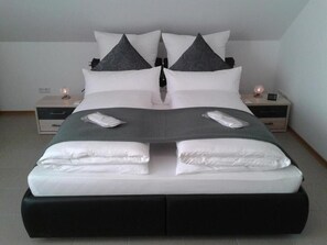 In-room safe, blackout drapes, soundproofing, free WiFi - DZT-Schwarzwaldhotel Garni (Unterkirnach)