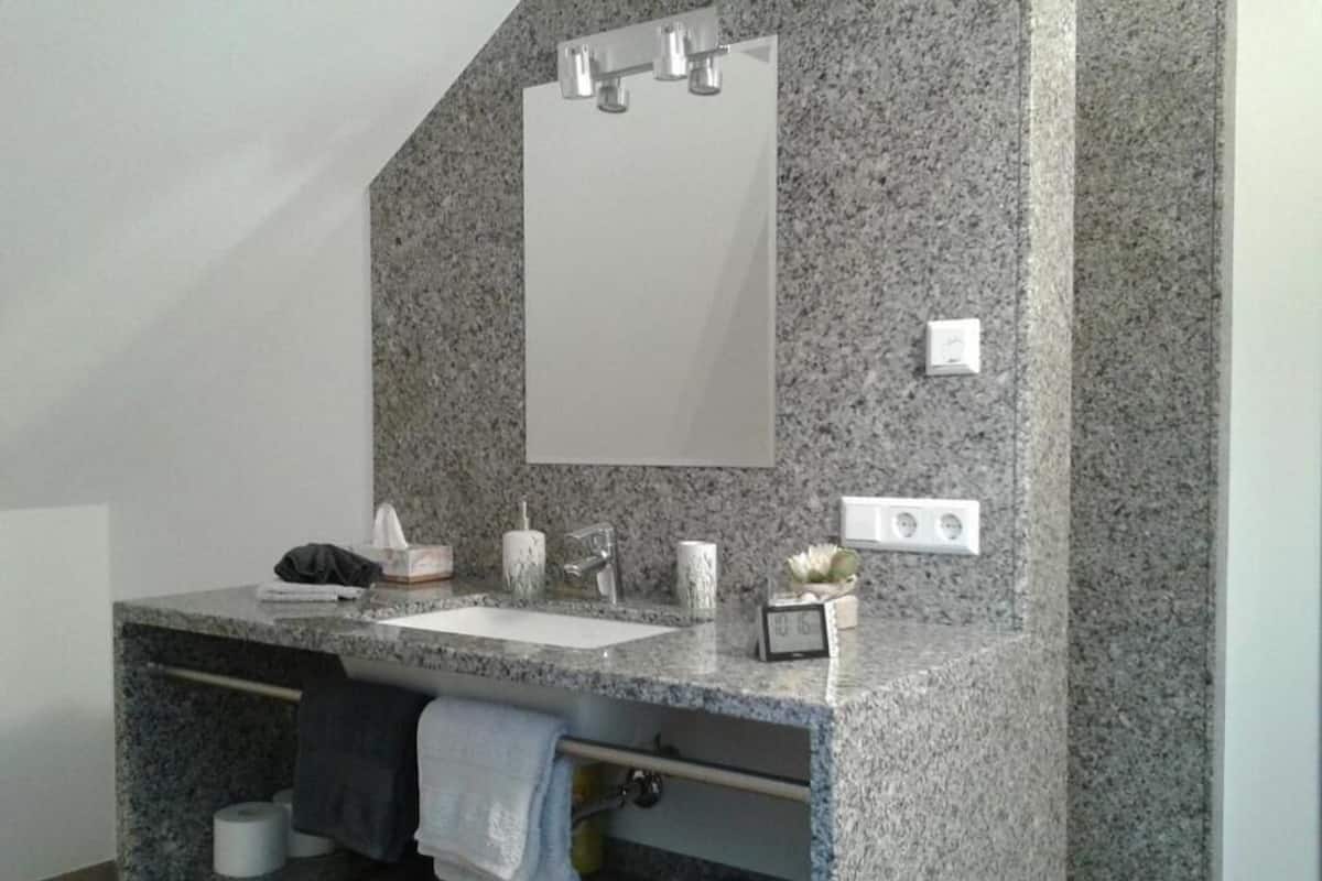 Classic Quadruple Room, Valley View | Bathroom