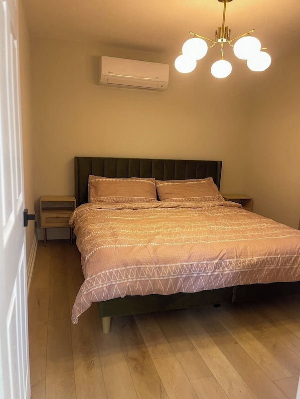 1 bedroom, WiFi, bed sheets - 1 Bed, 1 Bath Private Bungalow in downtown Thorold (Thorold)