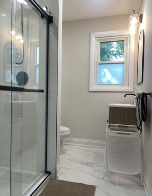 تجهيزات دش، مناشف، صابون، ورق حمّام