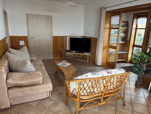 TV - Cozy vacation apartment on a resettlement farm (Bad Wildungen)