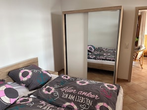 1 bedroom, free WiFi, bed sheets - Cozy vacation apartment on a resettlement farm (Bad Wildungen)