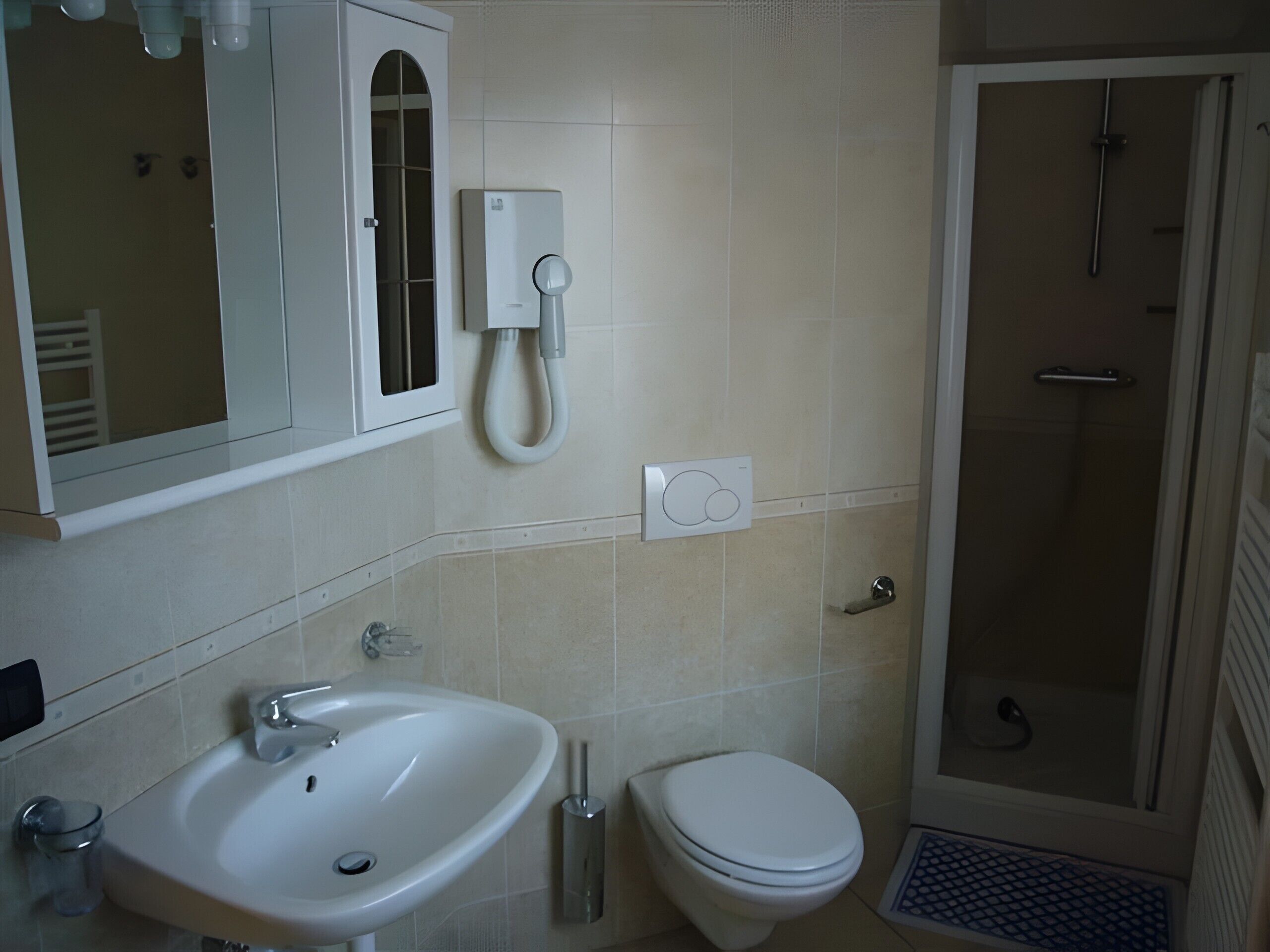 Chuveiro, secador de cabelo, toalhas de banho 