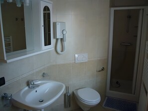 Douche, sèche-cheveux, serviettes fournies