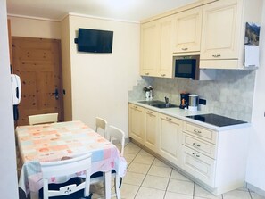 Refrigerador, microondas, parrilla de estufa y tetera eléctrica 