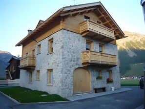Exterior - Apartment '2' with Mountain View, Shared Garden and Wi-Fi (Livigno)