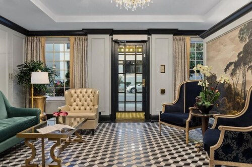 Wyndham's Inn at the Opera