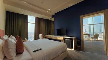 Superior Suite | Minibar, desk, laptop workspace, blackout drapes