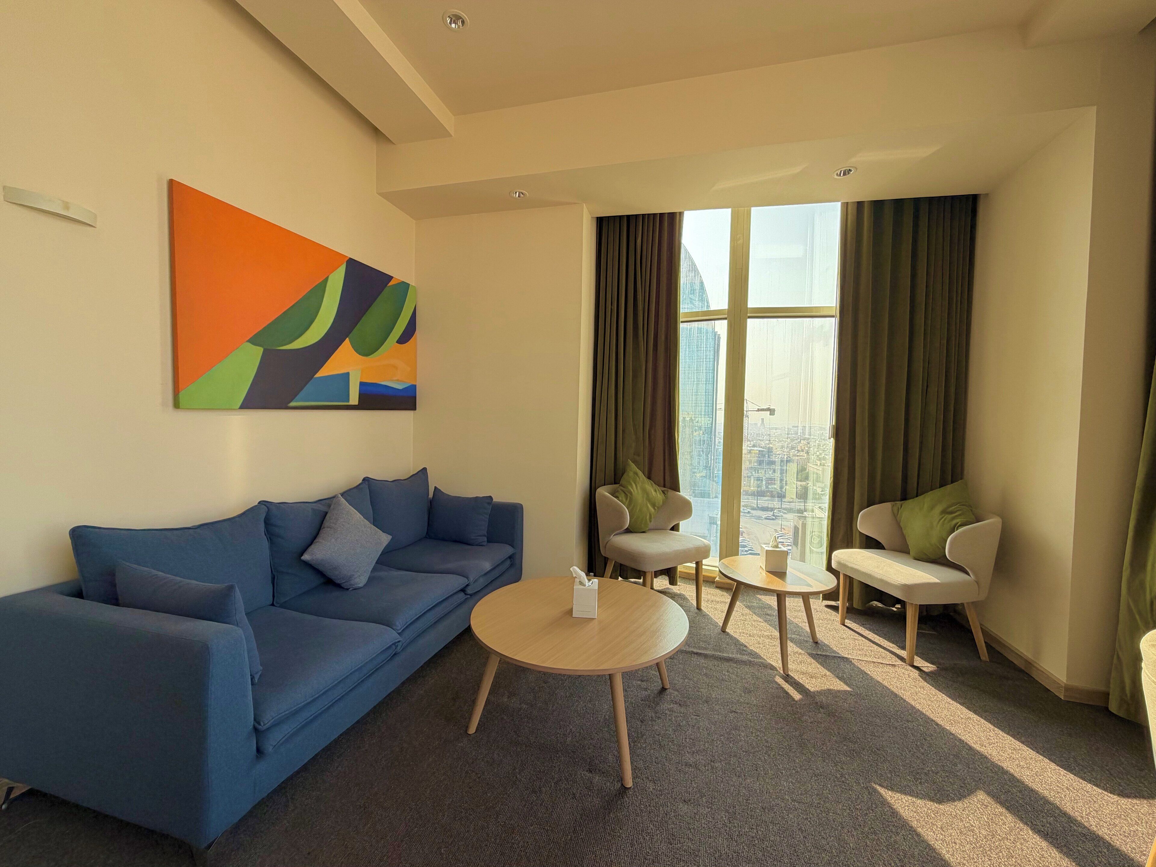 行政套房 | 迷你吧、办公桌、笔记本电脑工作区、遮光窗帘