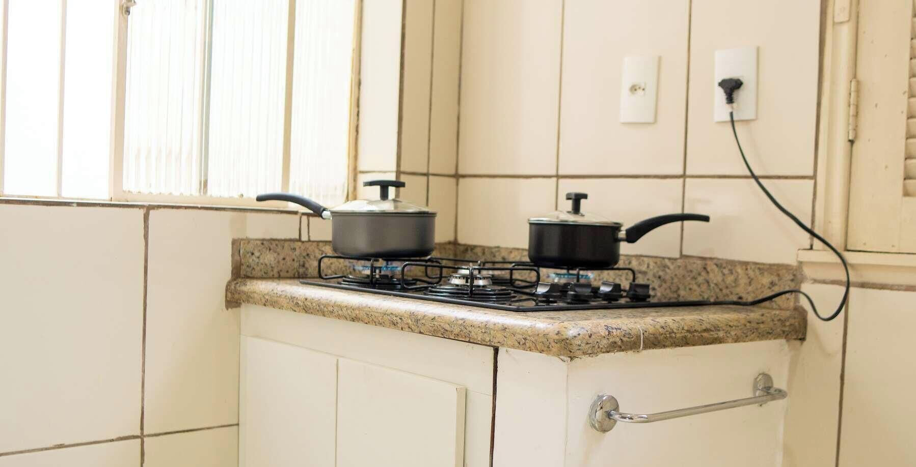 Réfrigérateur, micro-ondes, cafetière/bouilloire, grille-pain