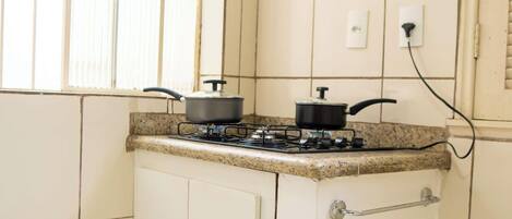 Réfrigérateur, micro-ondes, cafetière/bouilloire, grille-pain