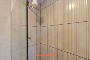 Shower - Casa em Igaratá com Acesso ao Lago e Piscina (Igaratá)