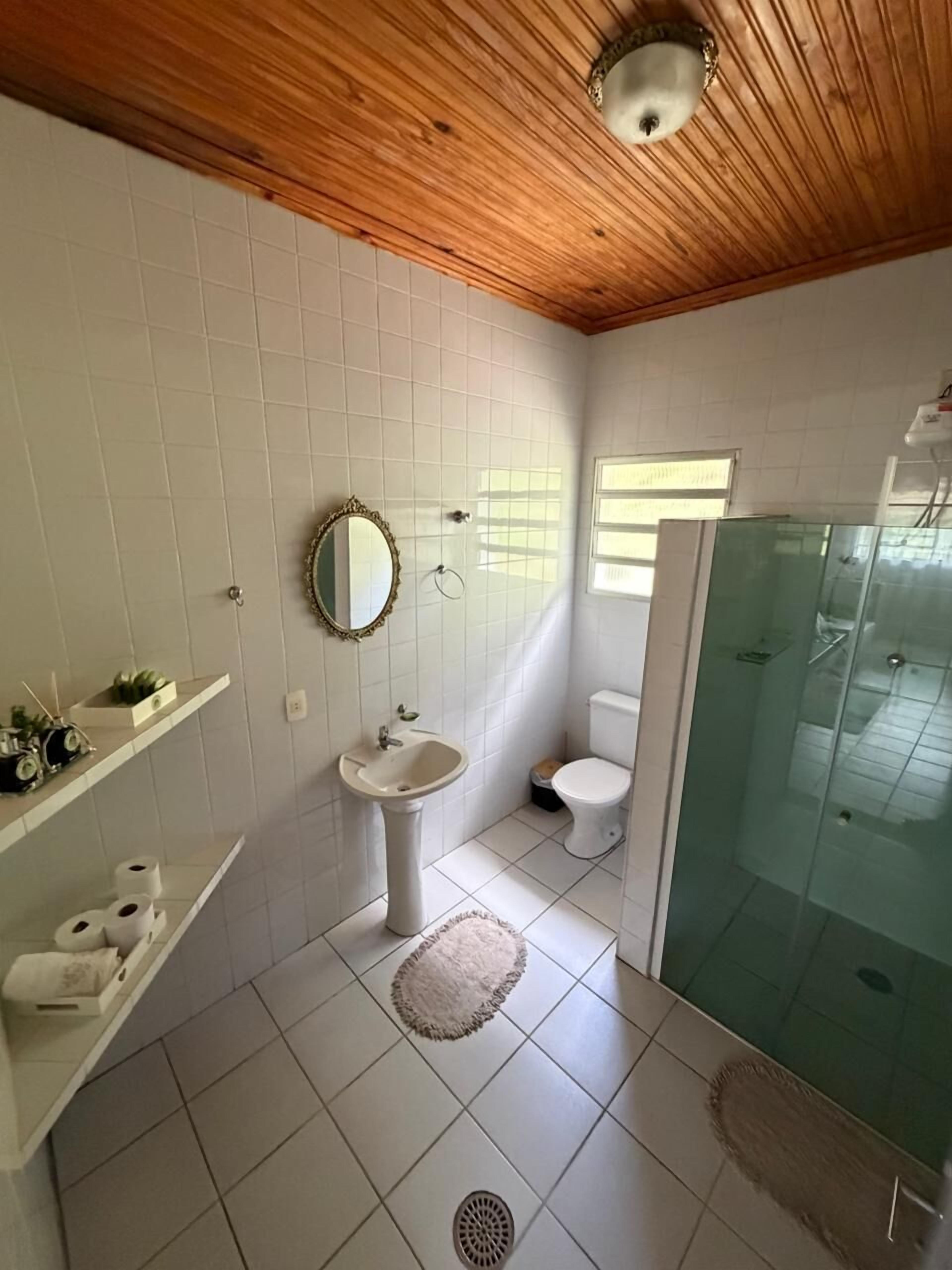 Klassiek appartement, uitzicht op tuin | Badkamer