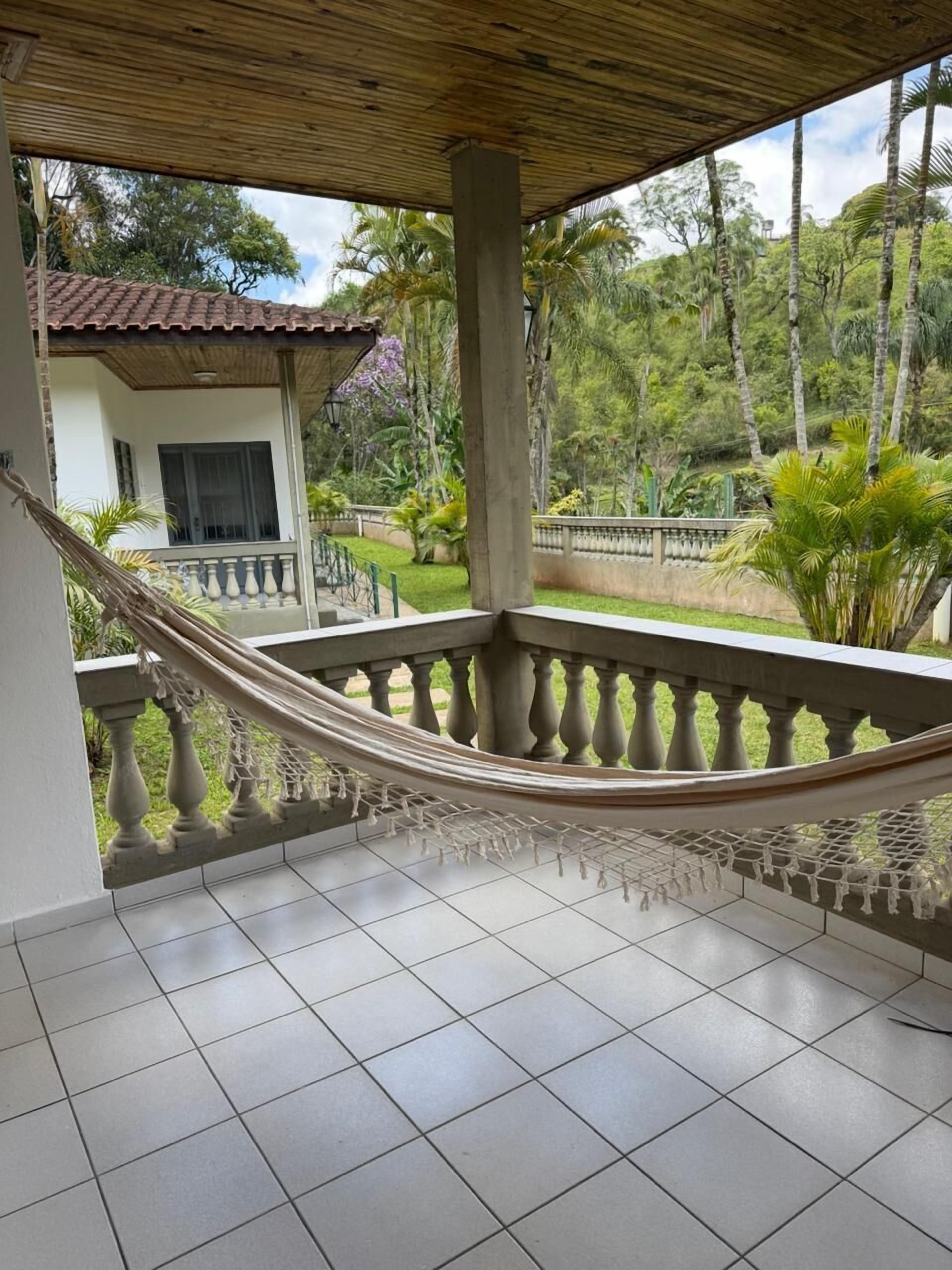 Apartamento clássico, vista para o jardim | Varanda coberta