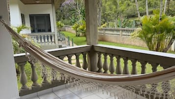 Apartamento clássico, vista para o jardim | Varanda coberta