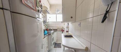 Réfrigérateur, micro-ondes, plaque de cuisson